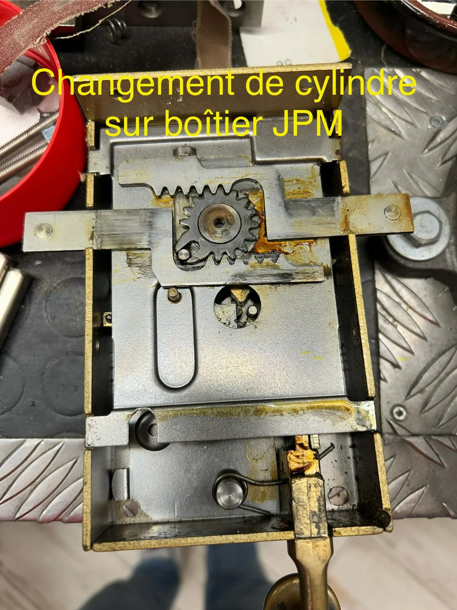 Remplacement cylindre jpm sur boîtier vertical - Image 1